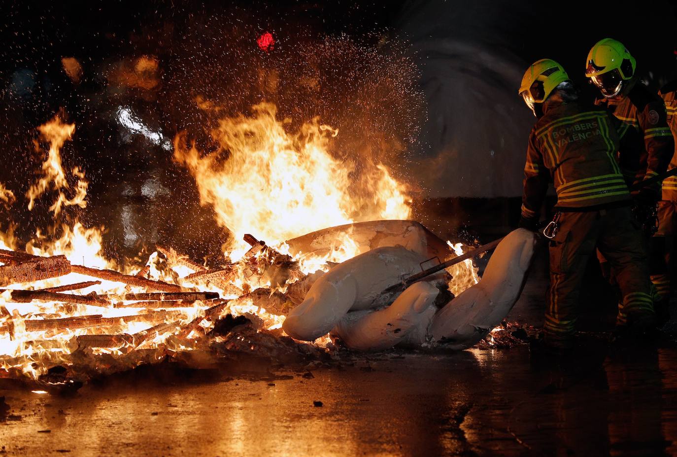 Los bomberos hacen arder la parte ya plantada de la falla del Ayuntamiento. La cabeza de la chica se guardará para la celebración de julio.