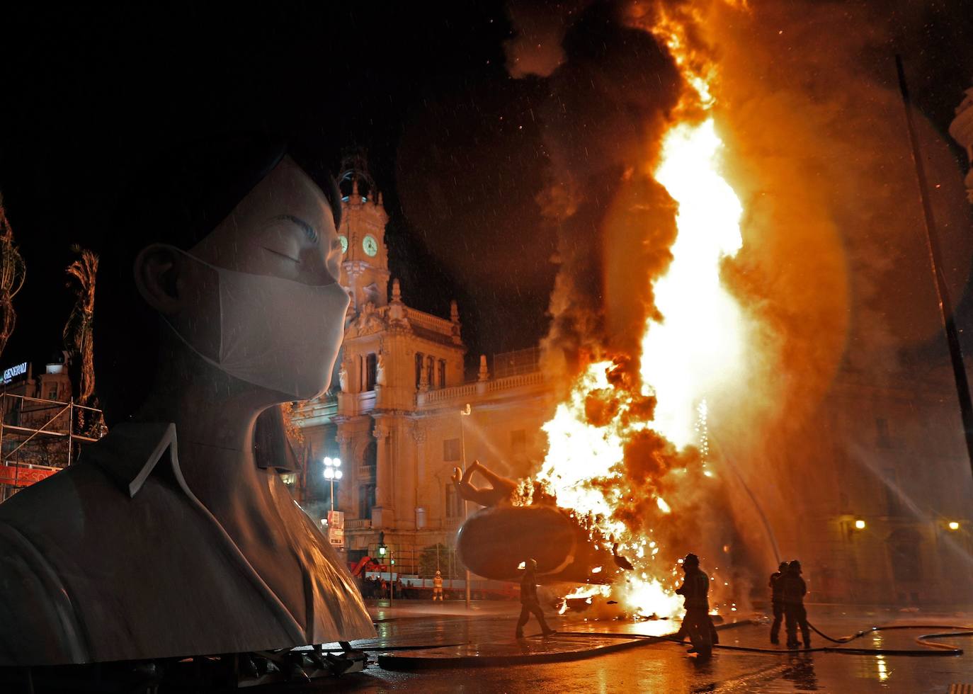 Los bomberos hacen arder la parte ya plantada de la falla del Ayuntamiento. La cabeza de la chica se guardará para la celebración de julio.