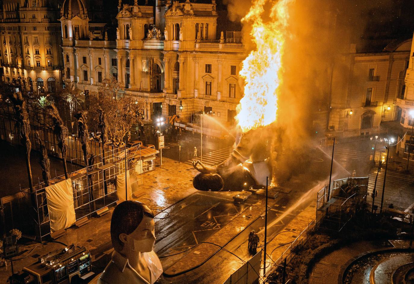 Los bomberos hacen arder la parte ya plantada de la falla del Ayuntamiento. La cabeza de la chica se guardará para la celebración de julio.