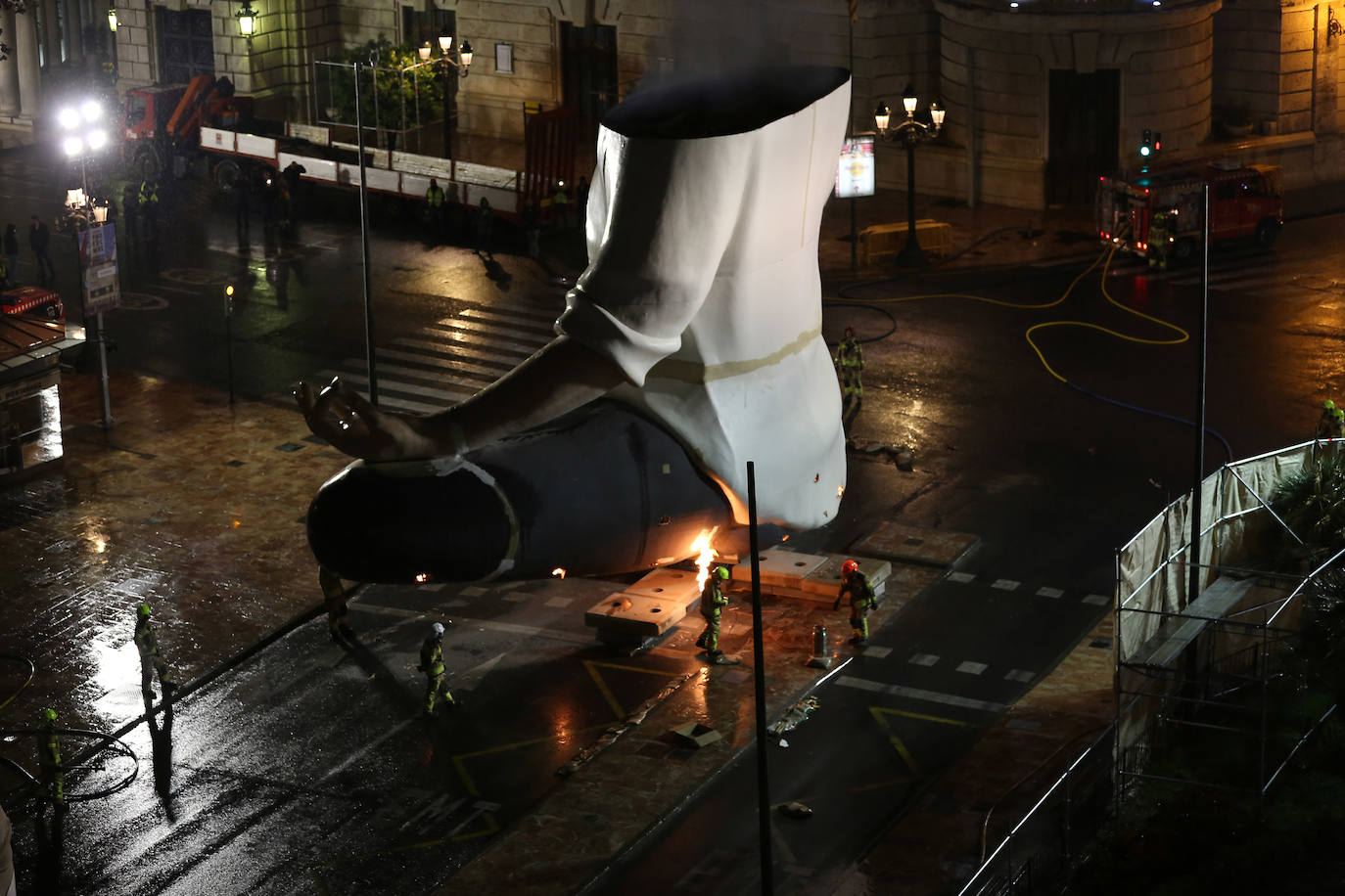 Los bomberos hacen arder la parte ya plantada de la falla del Ayuntamiento. La cabeza de la chica se guardará para la celebración de julio.