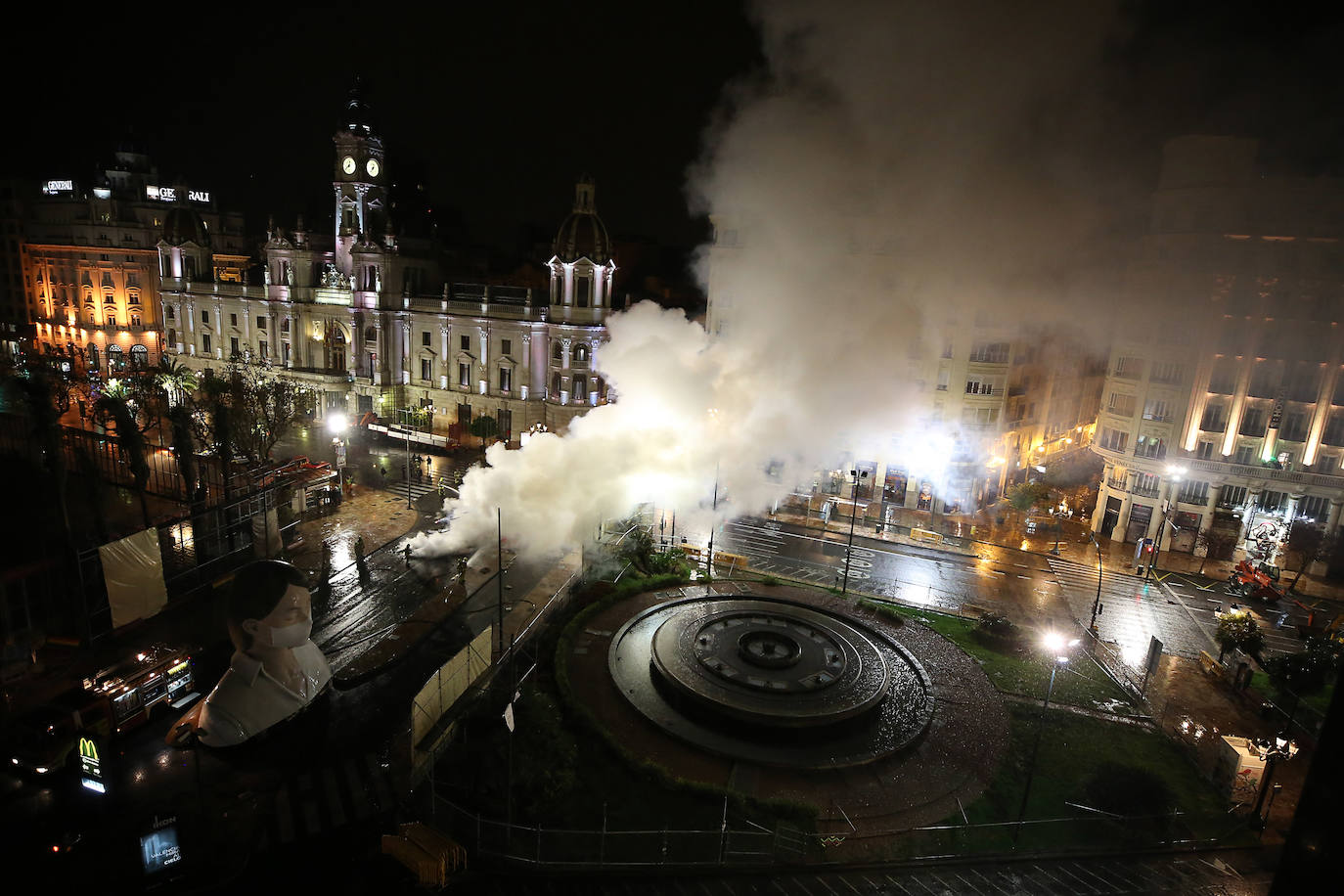 Los bomberos hacen arder la parte ya plantada de la falla del Ayuntamiento. La cabeza de la chica se guardará para la celebración de julio.