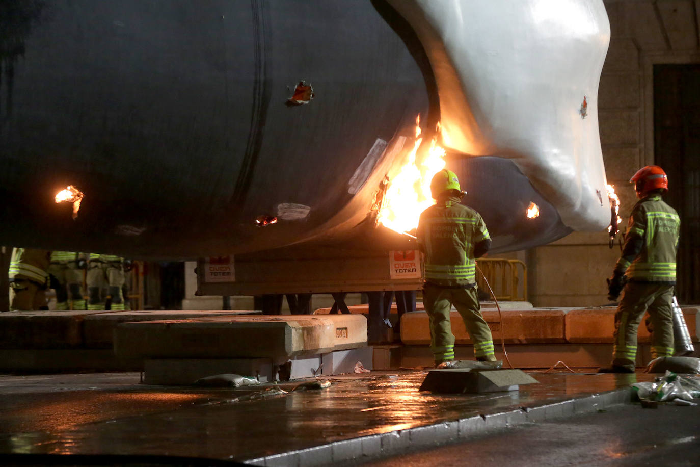 Los bomberos hacen arder la parte ya plantada de la falla del Ayuntamiento. La cabeza de la chica se guardará para la celebración de julio.