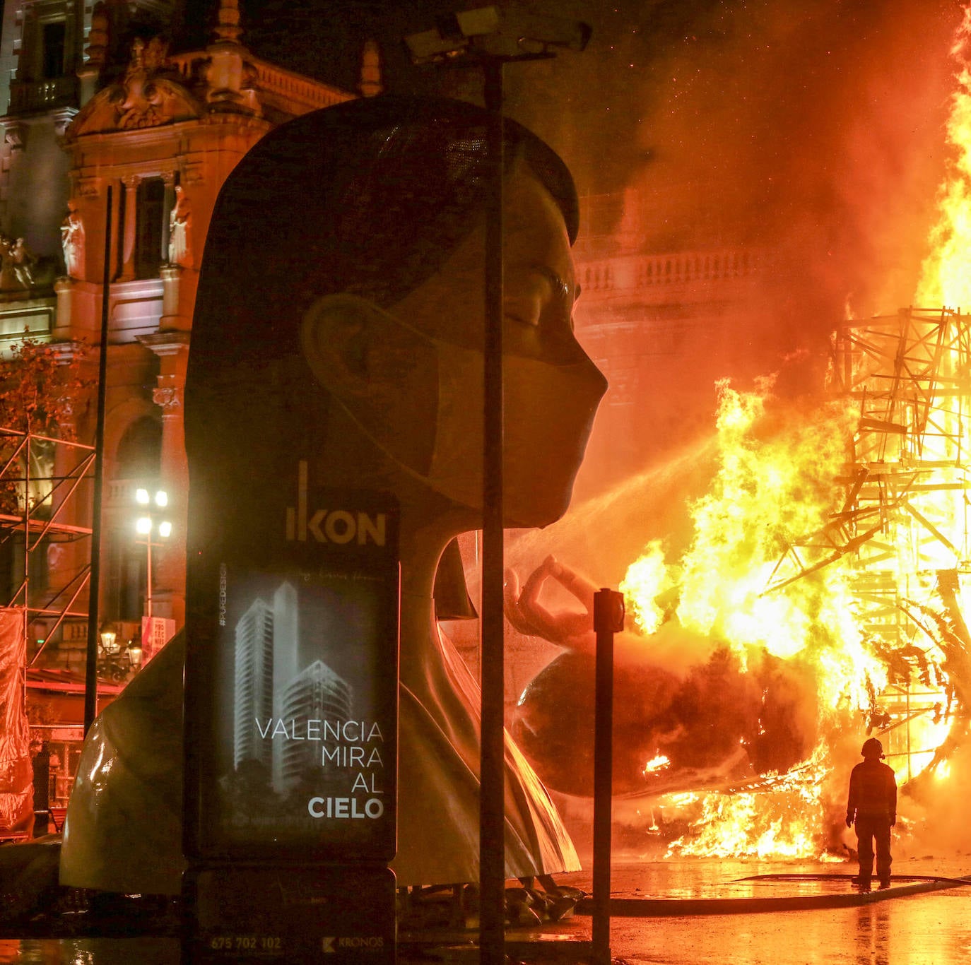 Los bomberos hacen arder la parte ya plantada de la falla del Ayuntamiento. La cabeza de la chica se guardará para la celebración de julio.