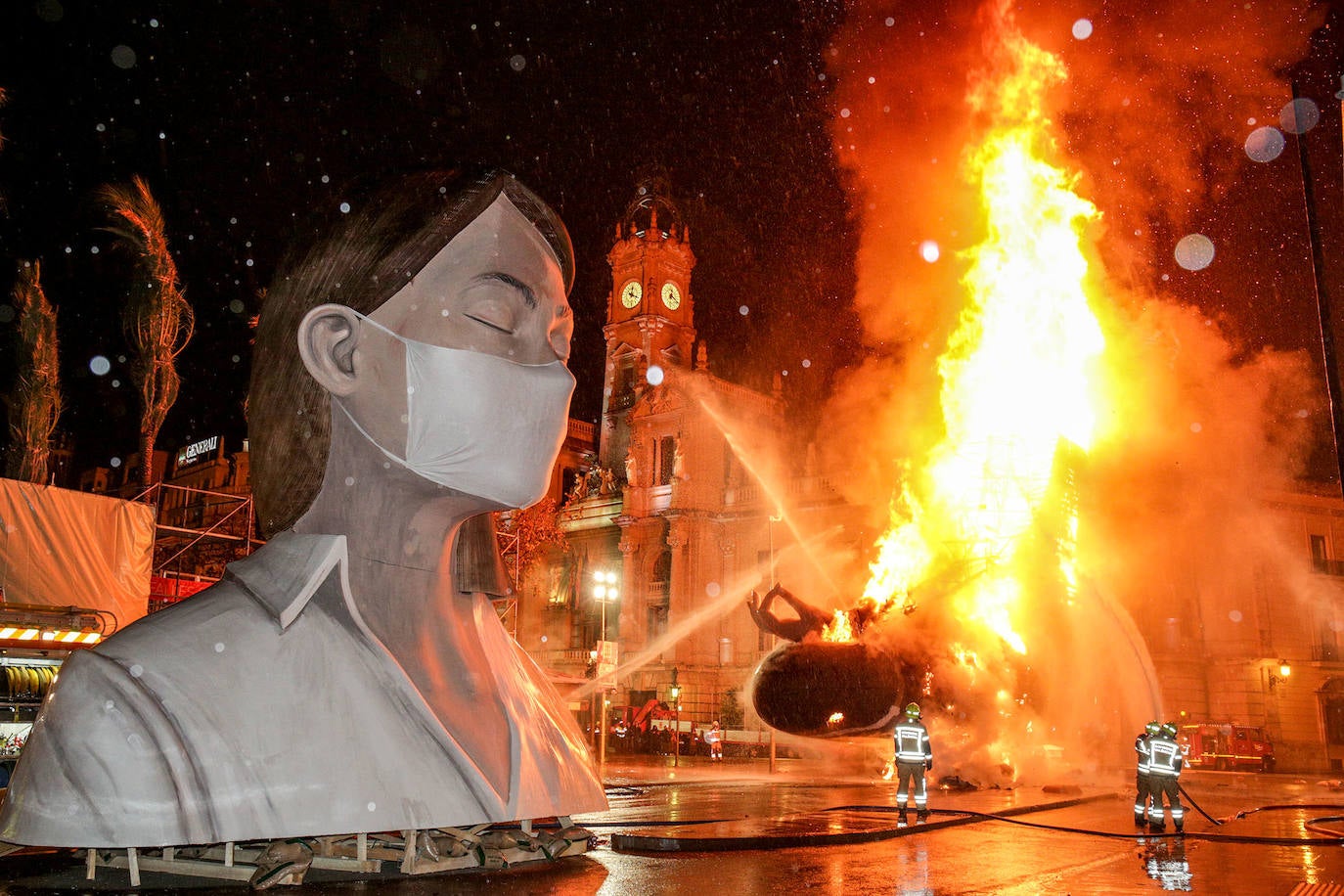 Los bomberos hacen arder la parte ya plantada de la falla del Ayuntamiento. La cabeza de la chica se guardará para la celebración de julio.