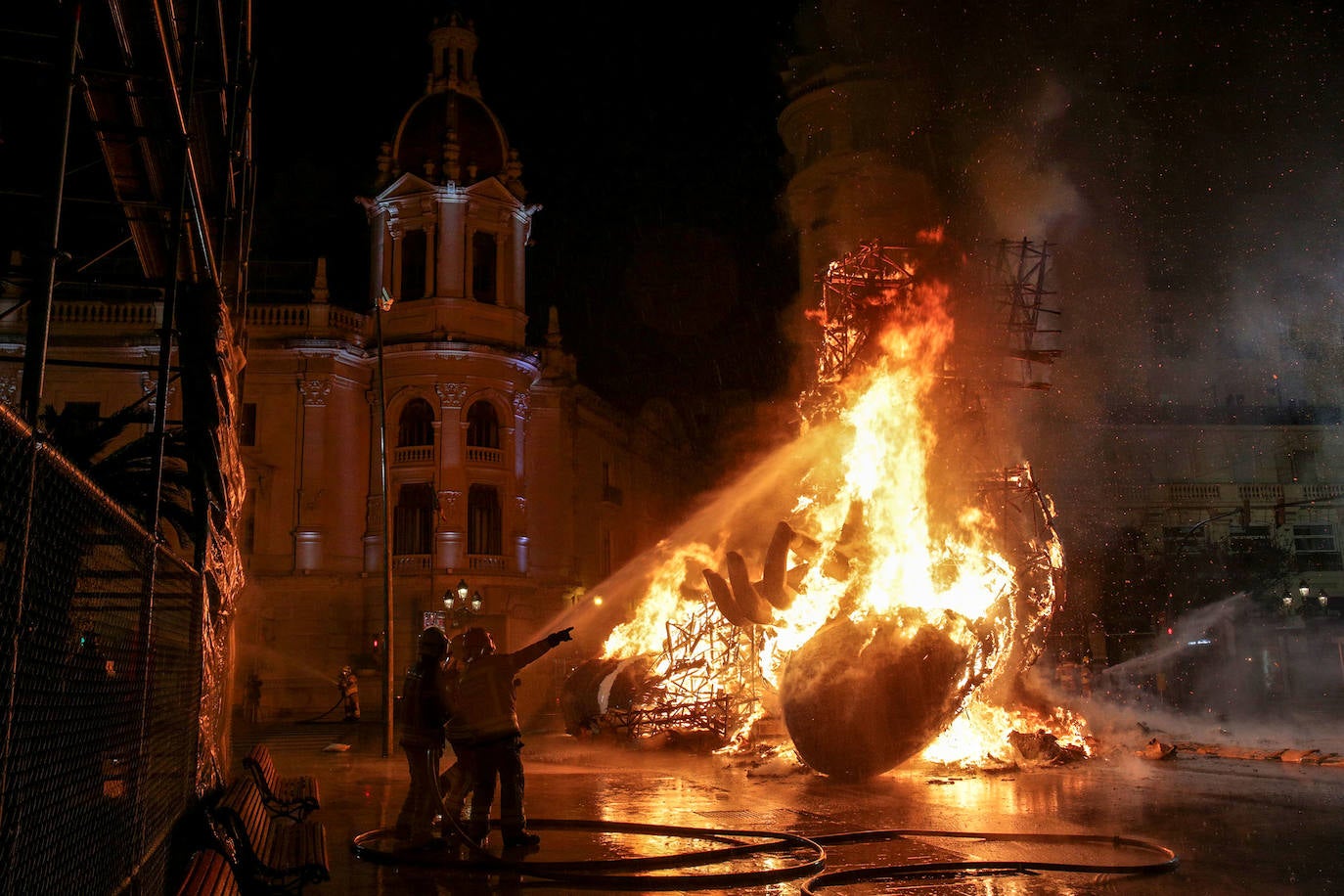 Los bomberos hacen arder la parte ya plantada de la falla del Ayuntamiento. La cabeza de la chica se guardará para la celebración de julio.