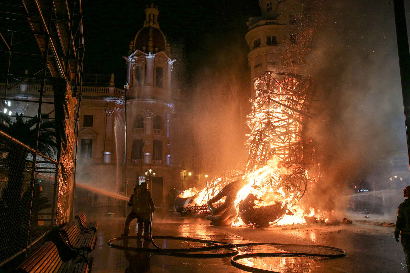 Los bomberos hacen arder la parte ya plantada de la falla del Ayuntamiento. La cabeza de la chica se guardará para la celebración de julio.