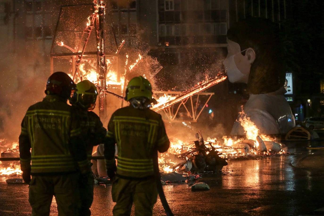 Los bomberos hacen arder la parte ya plantada de la falla del Ayuntamiento. La cabeza de la chica se guardará para la celebración de julio.