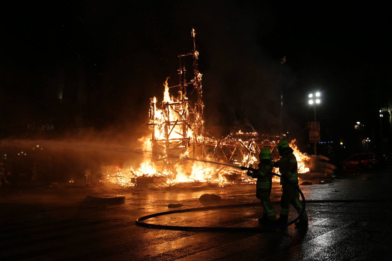 Los bomberos hacen arder la parte ya plantada de la falla del Ayuntamiento. La cabeza de la chica se guardará para la celebración de julio.