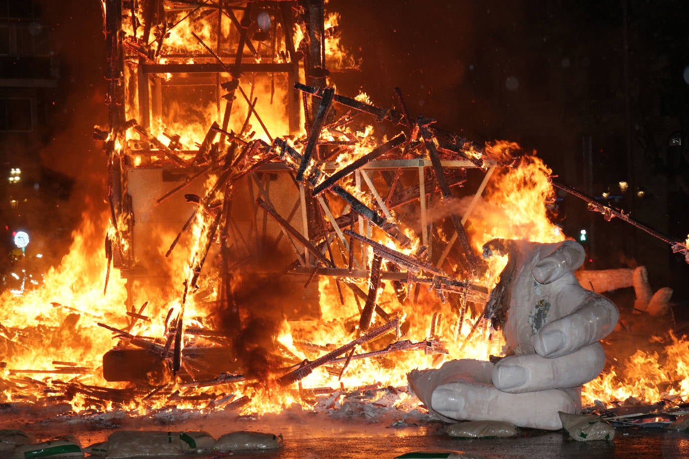 Los bomberos hacen arder la parte ya plantada de la falla del Ayuntamiento. La cabeza de la chica se guardará para la celebración de julio.