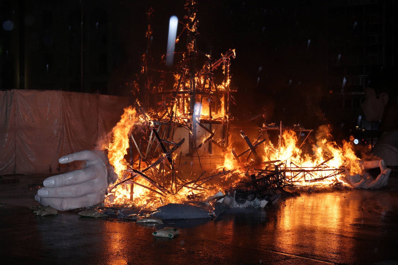 Los bomberos hacen arder la parte ya plantada de la falla del Ayuntamiento. La cabeza de la chica se guardará para la celebración de julio.