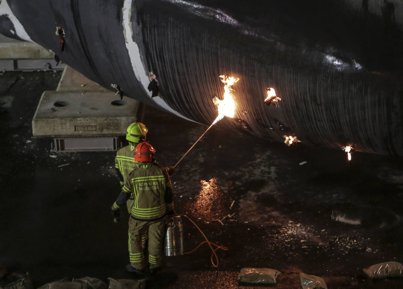 Los bomberos hacen arder la parte ya plantada de la falla del Ayuntamiento. La cabeza de la chica se guardará para la celebración de julio.