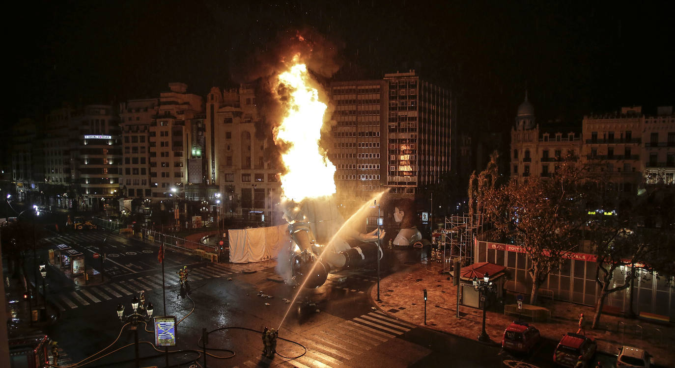 Los bomberos hacen arder la parte ya plantada de la falla del Ayuntamiento. La cabeza de la chica se guardará para la celebración de julio.