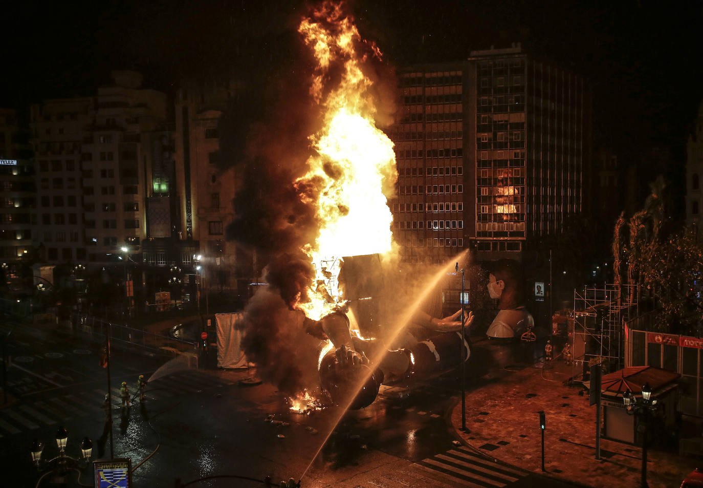 Los bomberos hacen arder la parte ya plantada de la falla del Ayuntamiento. La cabeza de la chica se guardará para la celebración de julio.