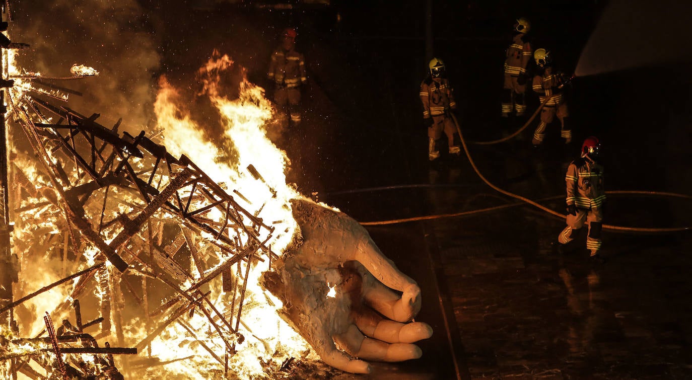 Los bomberos hacen arder la parte ya plantada de la falla del Ayuntamiento. La cabeza de la chica se guardará para la celebración de julio.