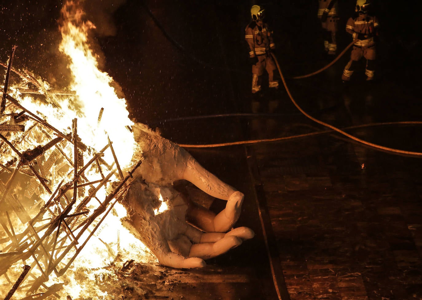 Los bomberos hacen arder la parte ya plantada de la falla del Ayuntamiento. La cabeza de la chica se guardará para la celebración de julio.