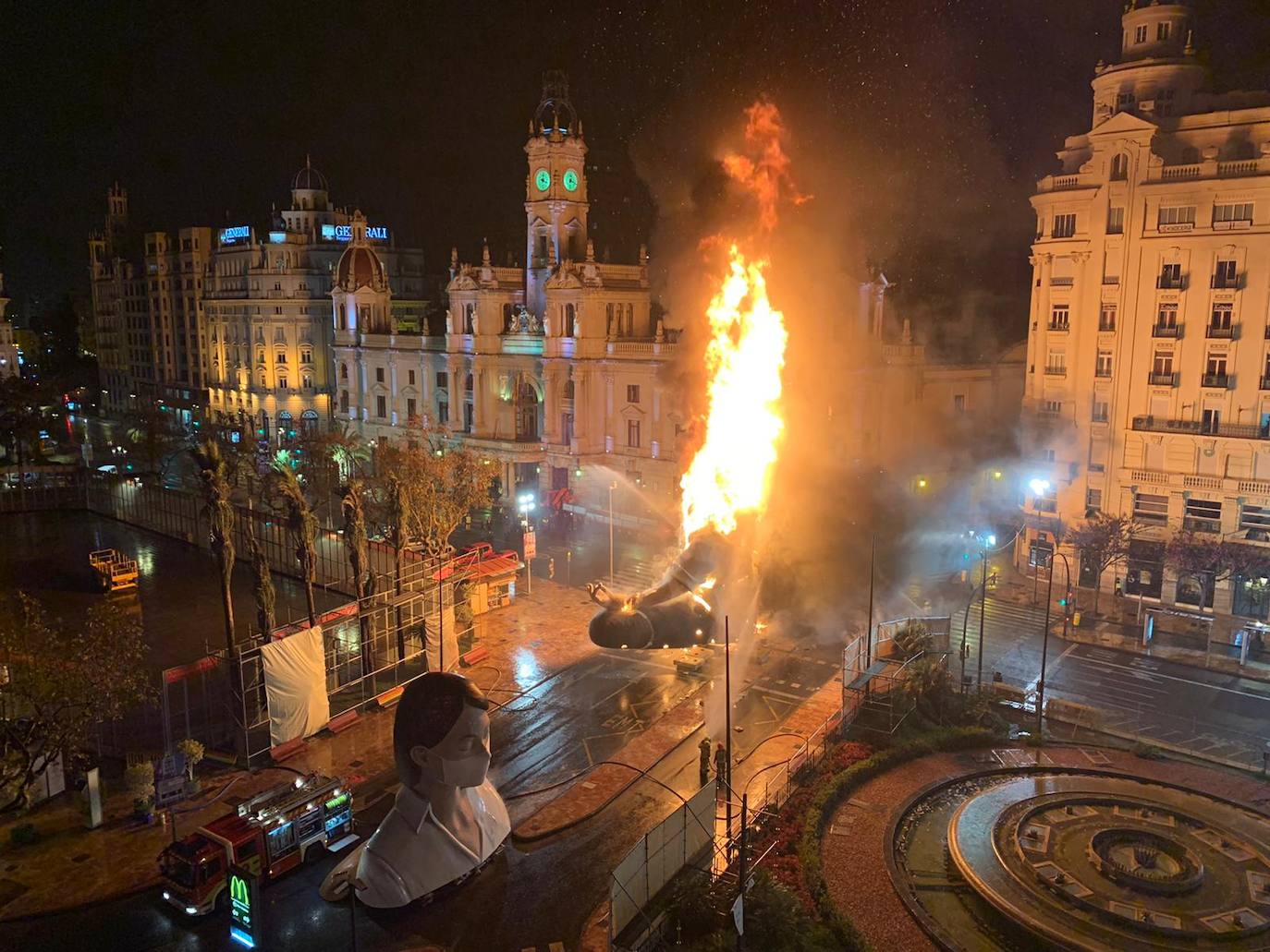 Los bomberos hacen arder la parte ya plantada de la falla del Ayuntamiento. La cabeza de la chica se guardará para la celebración de julio.