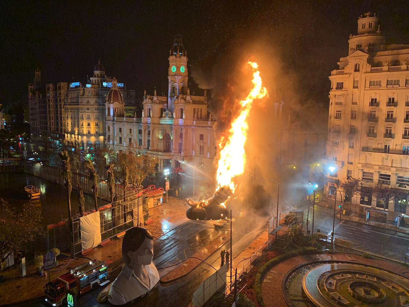 Los bomberos hacen arder la parte ya plantada de la falla del Ayuntamiento. La cabeza de la chica se guardará para la celebración de julio.