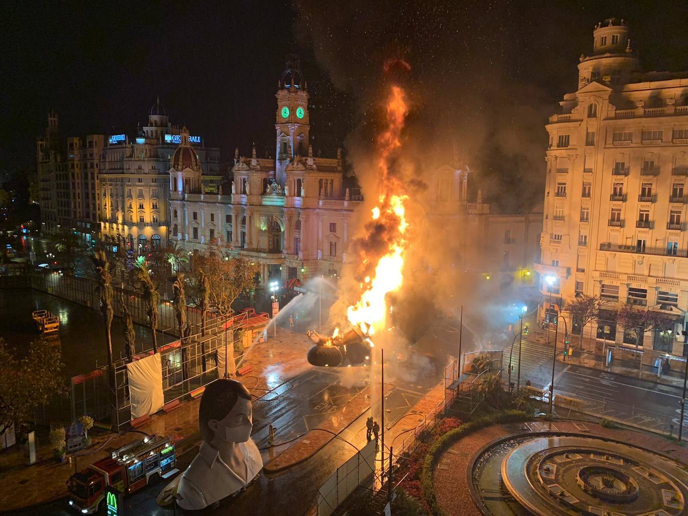 Los bomberos hacen arder la parte ya plantada de la falla del Ayuntamiento. La cabeza de la chica se guardará para la celebración de julio.