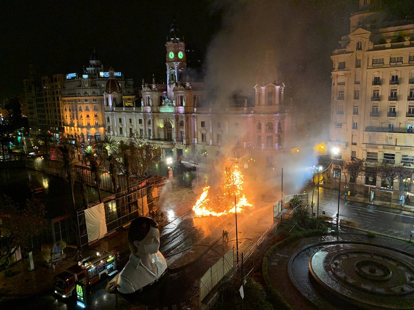 Los bomberos hacen arder la parte ya plantada de la falla del Ayuntamiento. La cabeza de la chica se guardará para la celebración de julio.