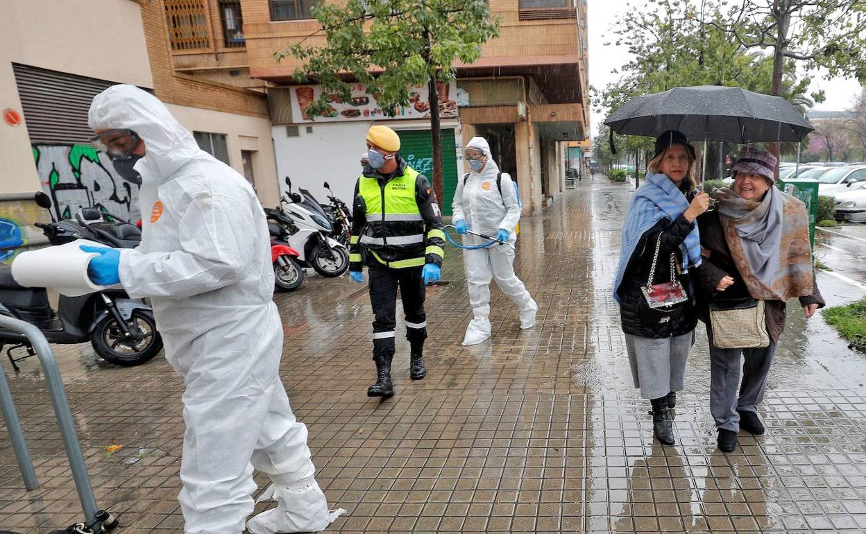 La comunidad china dona 3.000 mascarillas a la Guardia Civil de Oliva