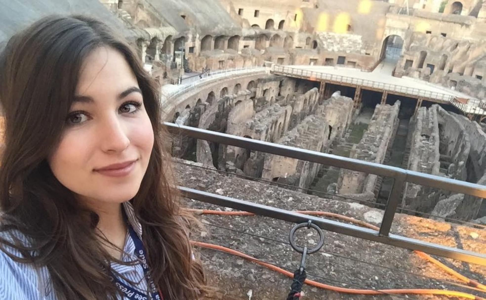 Lucía Ballester, valenciana, periodista y fotógrafa, vive en Roma. En la foto, posa en el Coliseo. 