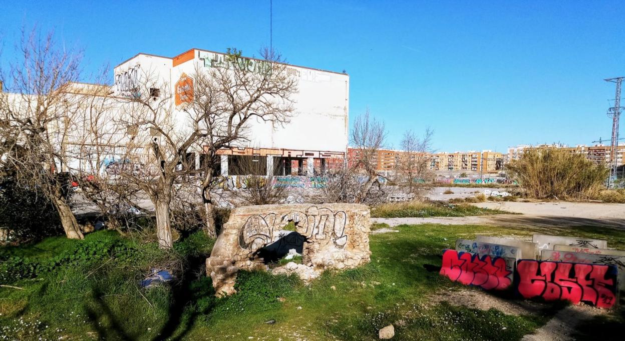 Los restos del horno de cal, entre una antigua fábrica y el bulevar sur. círculo por la defensa del patrimonio