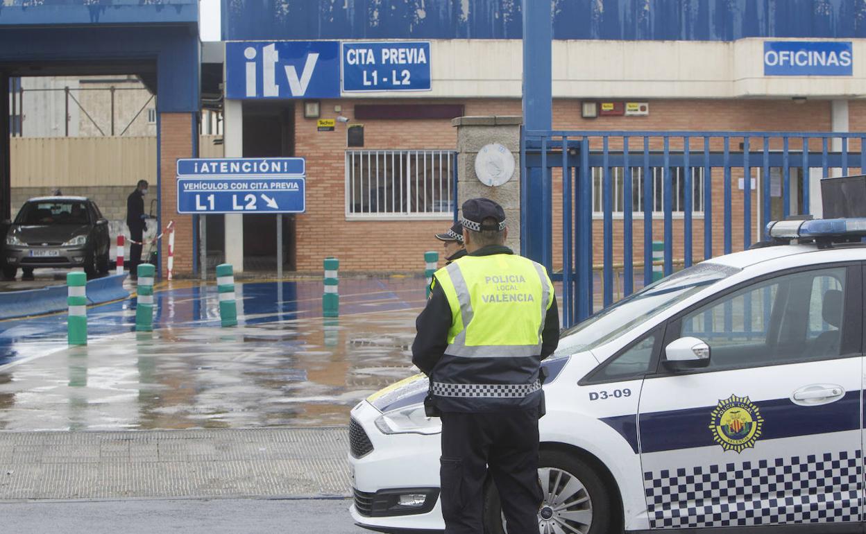 Un agente de la Policía Local, este lunes, en la estación de la ITV en Vara de Quart. 