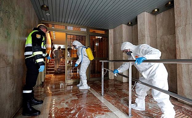 La UME desinfecta zonas comunes. 