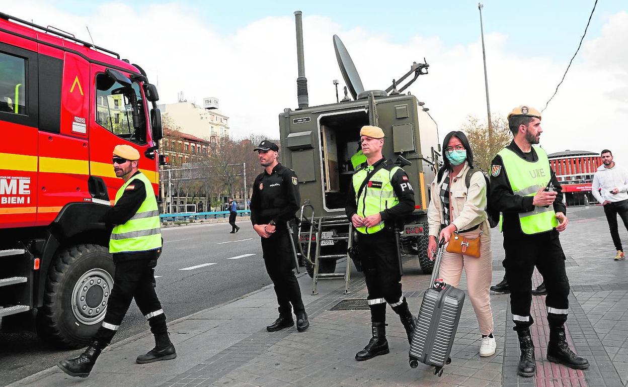Miembros de la Unidad Militar de Emergencia se despliegan frente a la estación de Atocha, en Madrid. 