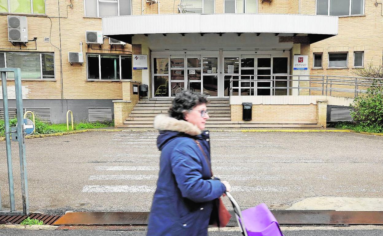 Una mujer pasa frente a la vieja Fe de Campanar, donde se habilitará un hospital provisional en diez días. 