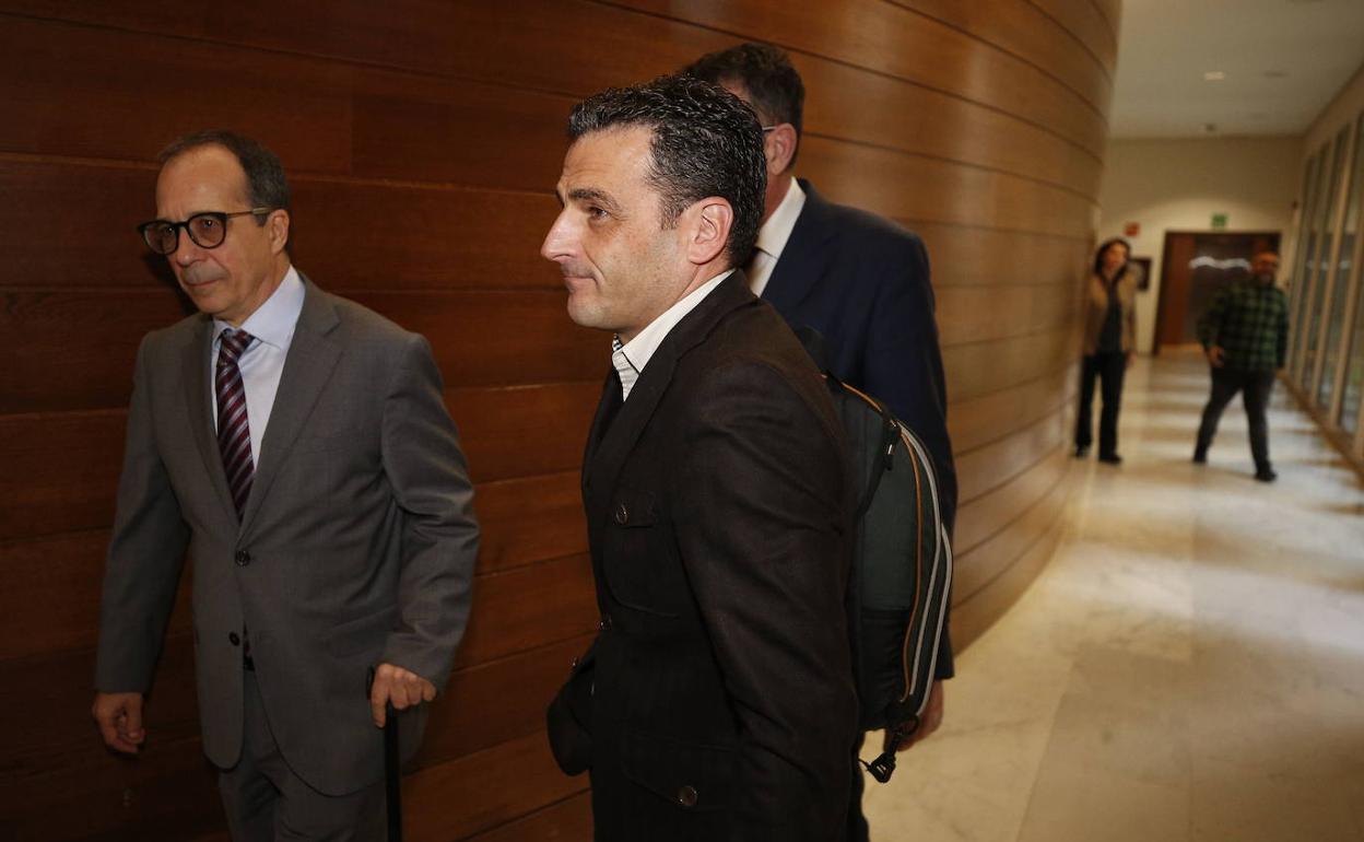 Alfred Costa antes de explicar su propuesta en la comisión de Les Corts. 