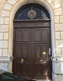 Imagen secundaria 2 - Arriba, Gemma Gómez y Marcos Juan. Abajo, Carolina Ortega y a la derecha, puerta cerrada del consulado de España en Lisboa. 