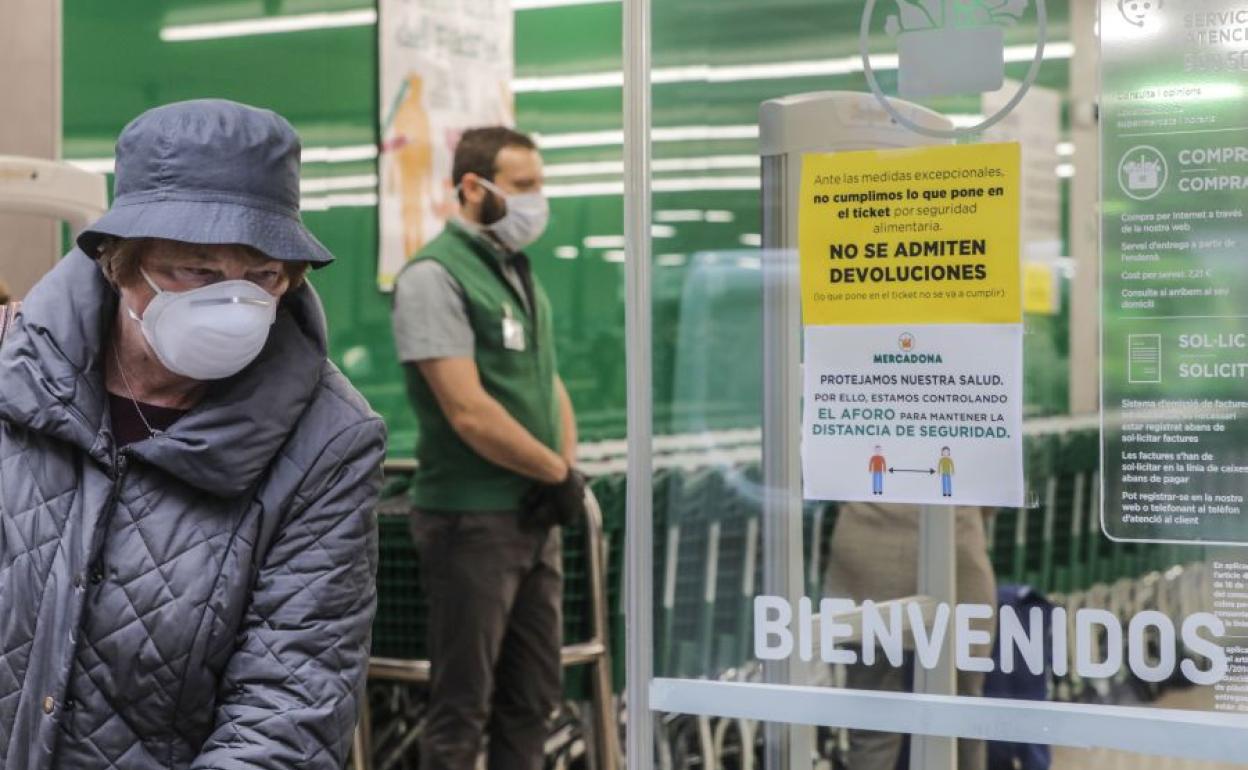 Una tienda de Mercadona en Valencia, con la nueva normativa en su acceso.