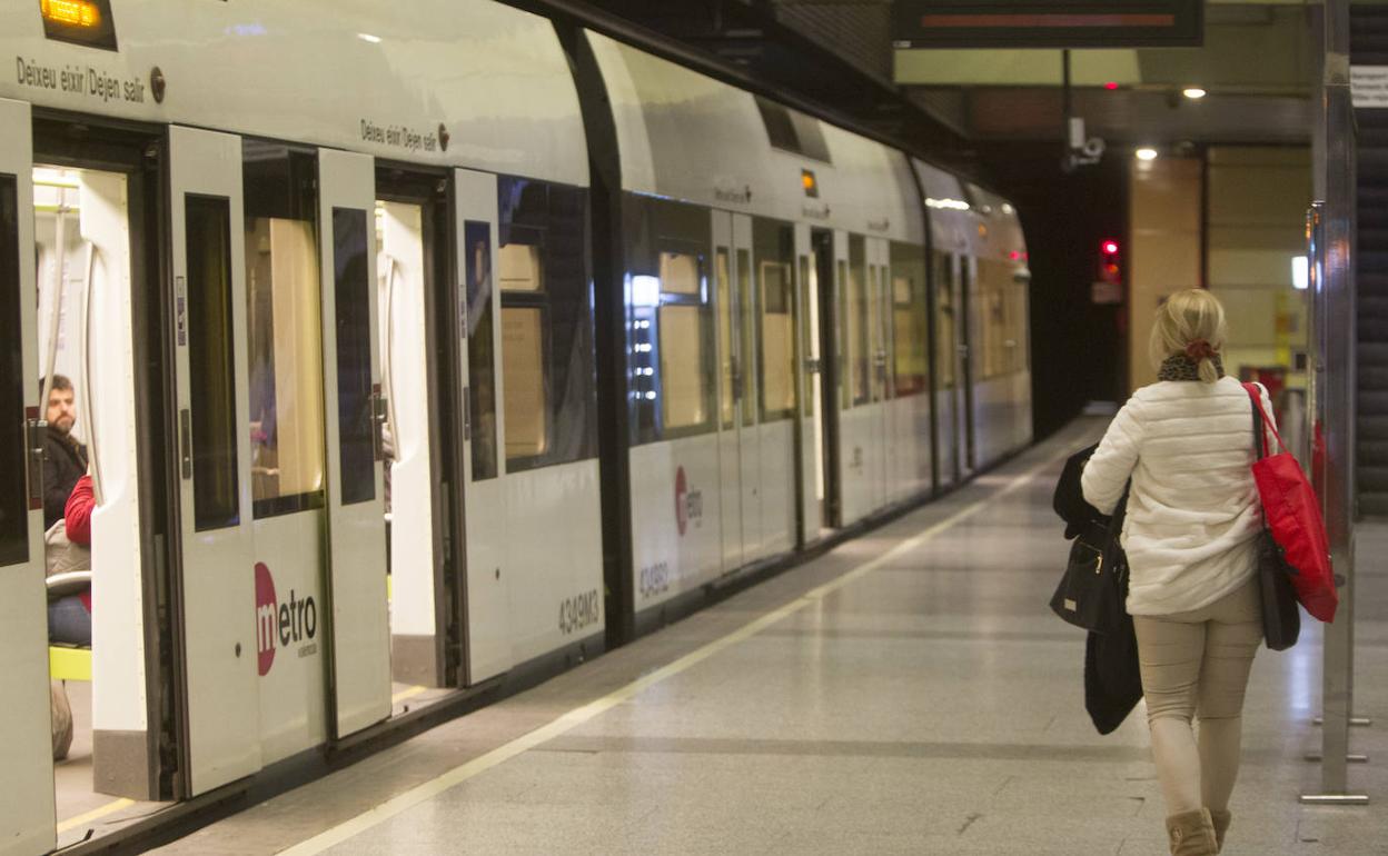 Un vagón de metro en la estación de Colón.