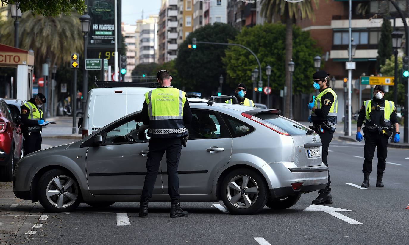 La Policía Local de Valencia ha empezado a hacer este miércoles controles de tráfico para hacer cumplir con el máximo rigor el confinamiento impuesto para frenar la expansión del coronavirus. 