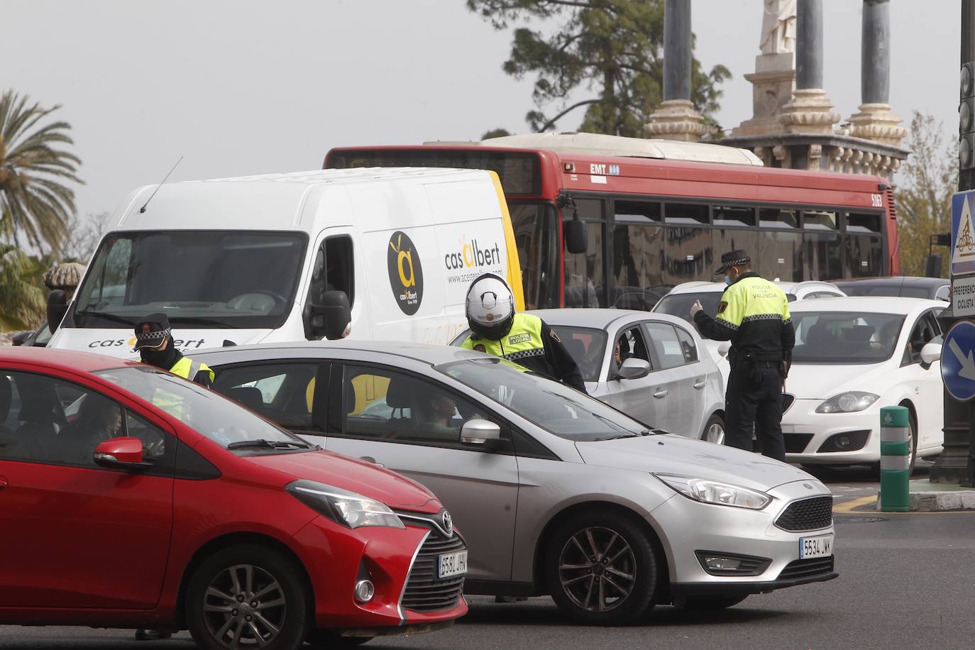 La Policía Local de Valencia ha empezado a hacer este miércoles controles de tráfico para hacer cumplir con el máximo rigor el confinamiento impuesto para frenar la expansión del coronavirus. 