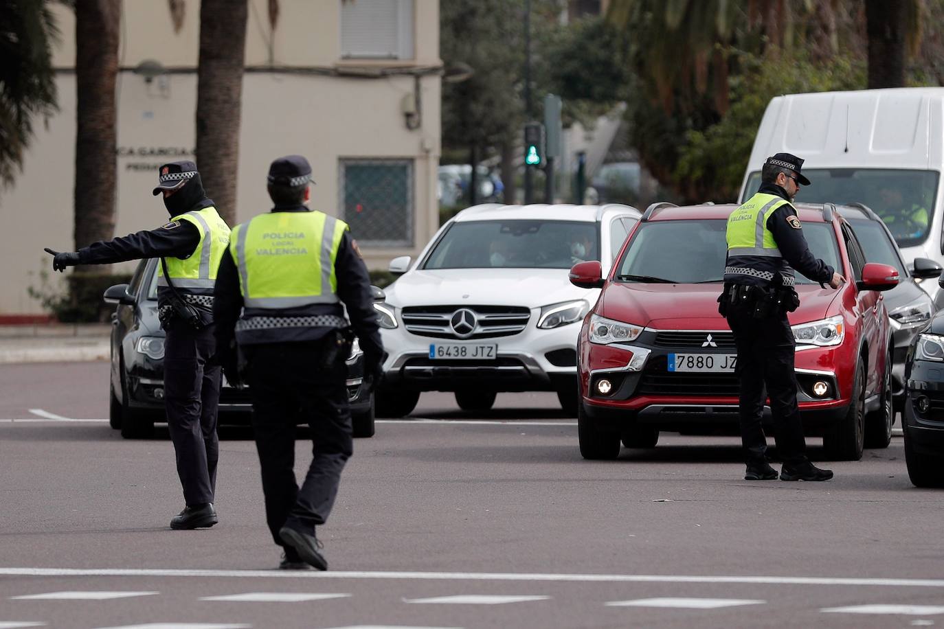 La Policía Local de Valencia ha empezado a hacer este miércoles controles de tráfico para hacer cumplir con el máximo rigor el confinamiento impuesto para frenar la expansión del coronavirus. 