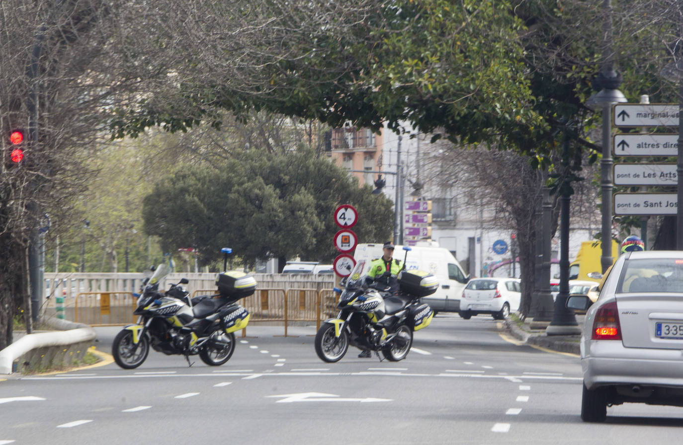 La Policía Local de Valencia ha empezado a hacer este miércoles controles de tráfico para hacer cumplir con el máximo rigor el confinamiento impuesto para frenar la expansión del coronavirus. 