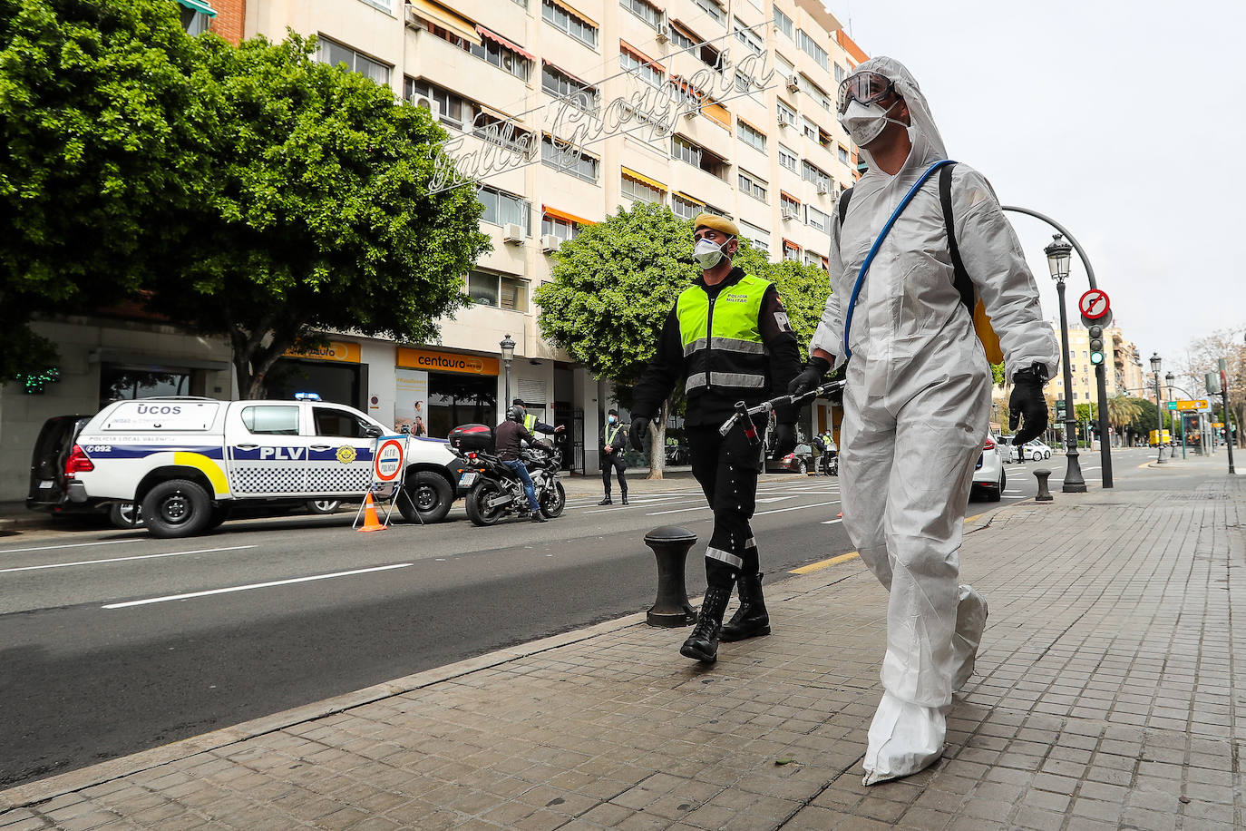 La Policía Local de Valencia ha empezado a hacer este miércoles controles de tráfico para hacer cumplir con el máximo rigor el confinamiento impuesto para frenar la expansión del coronavirus. 