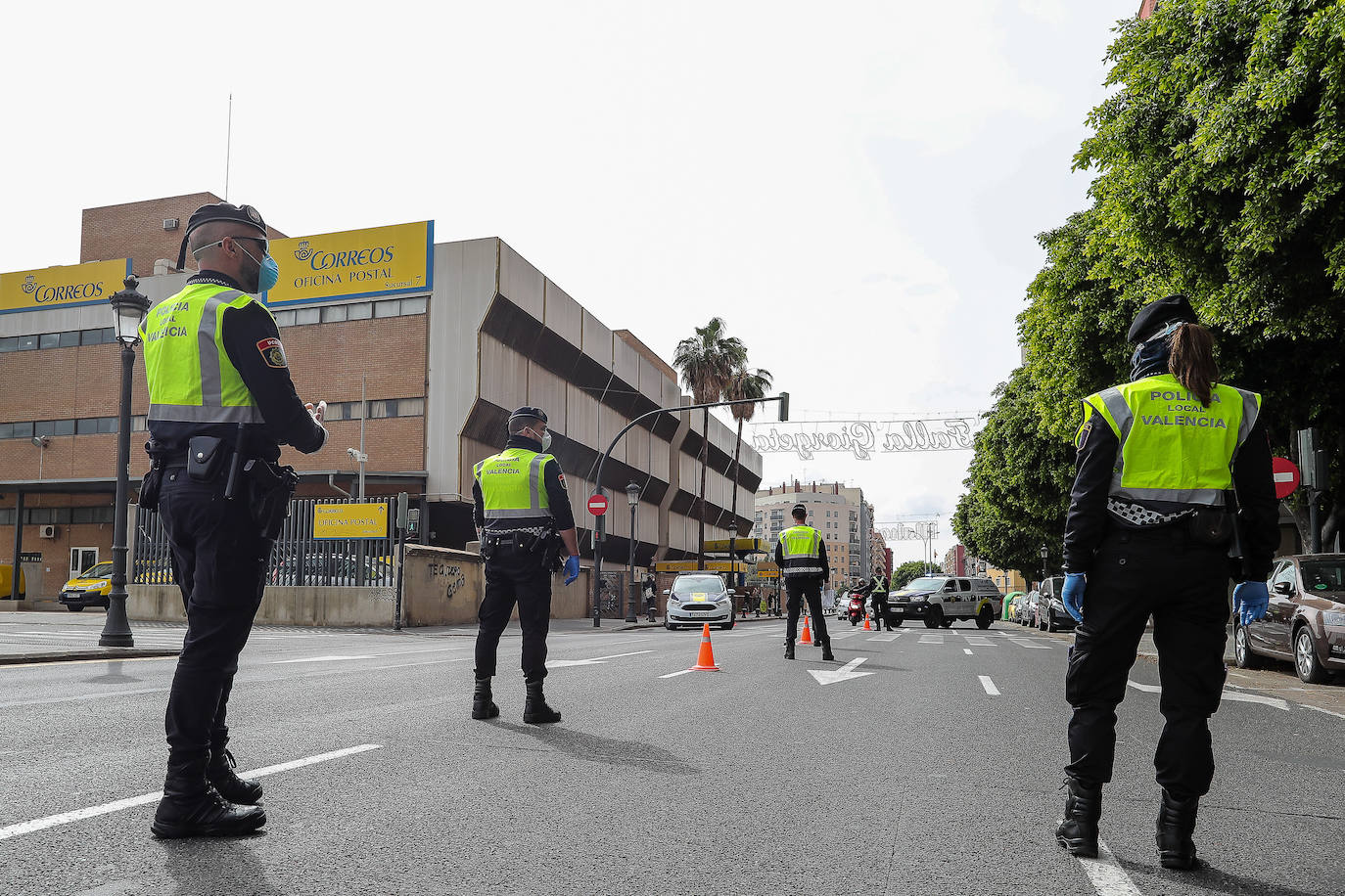 La Policía Local de Valencia ha empezado a hacer este miércoles controles de tráfico para hacer cumplir con el máximo rigor el confinamiento impuesto para frenar la expansión del coronavirus. 