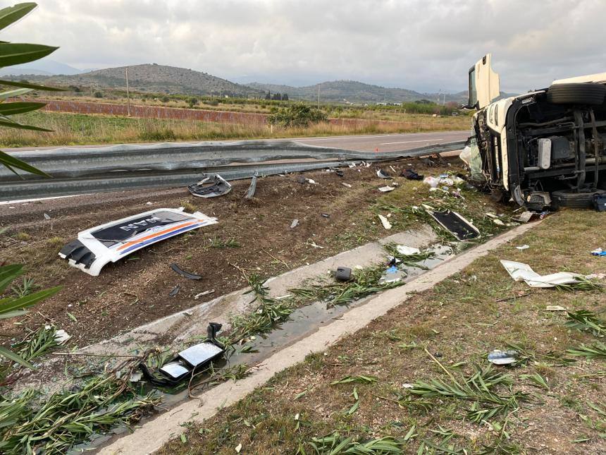 Fotos: Vuelca un camión en un accidente en la AP-7 a la altura de Almenara