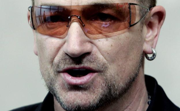 Bono, líder y vocalista del grupo irlandés U2. 