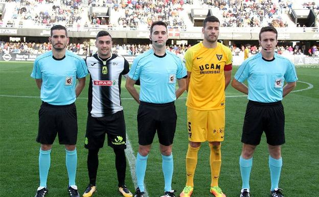 En el centro de la imagen, el colegiado valenciano Daniel Yuste