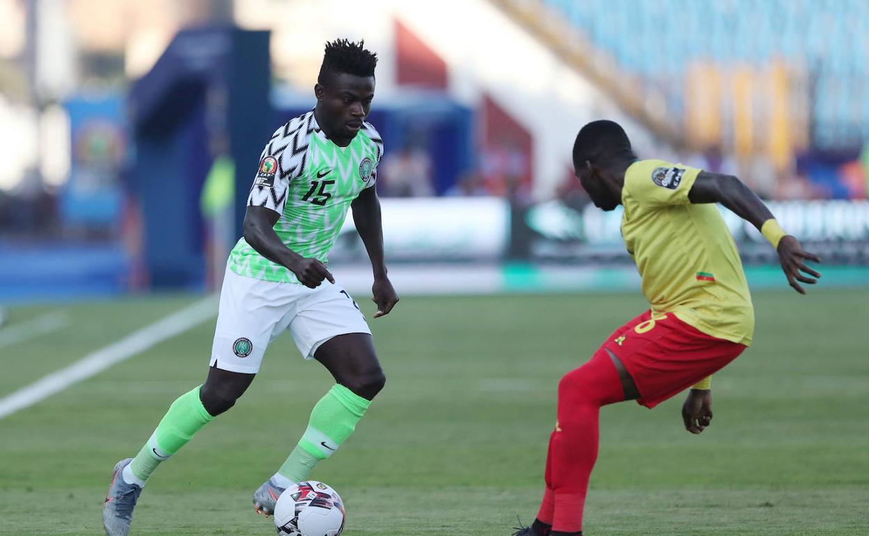 Moses Simon, durante un partido entre Nigeria y Camerún.