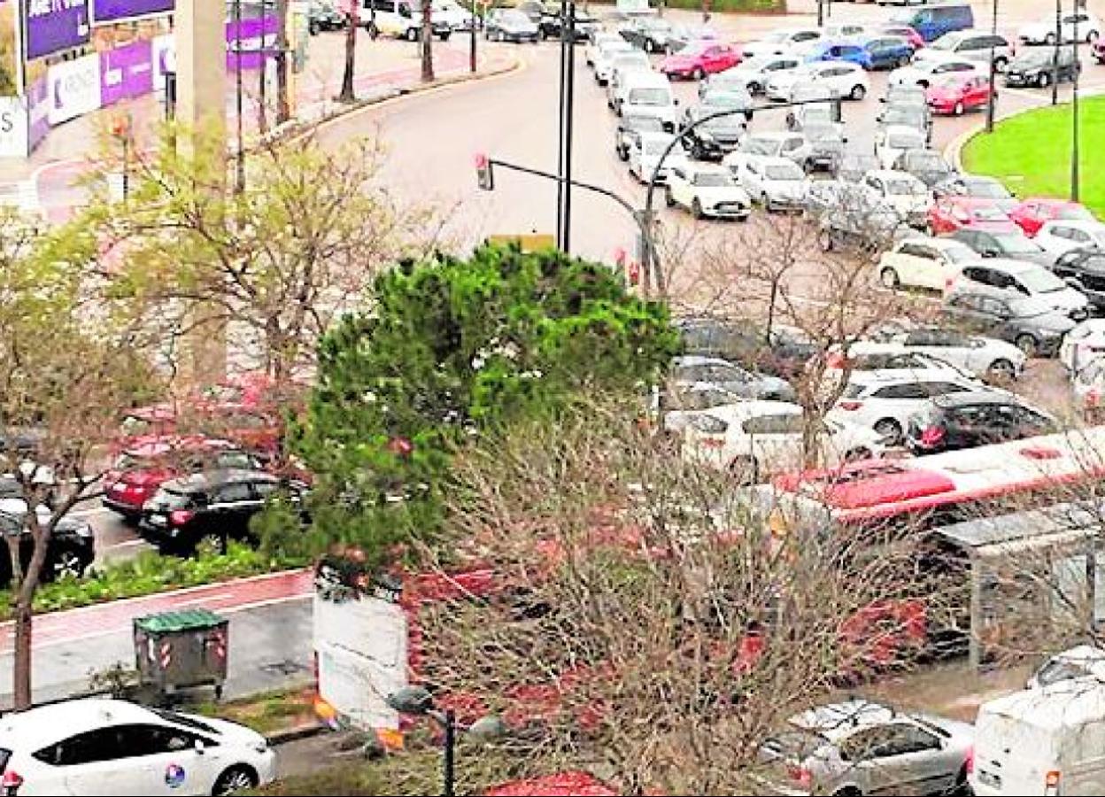 Atasco en la avenida Cortes Valencianas.