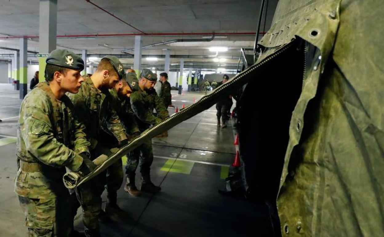 Soldados del Ejército levantan un hospital de campaña en Oviedo.