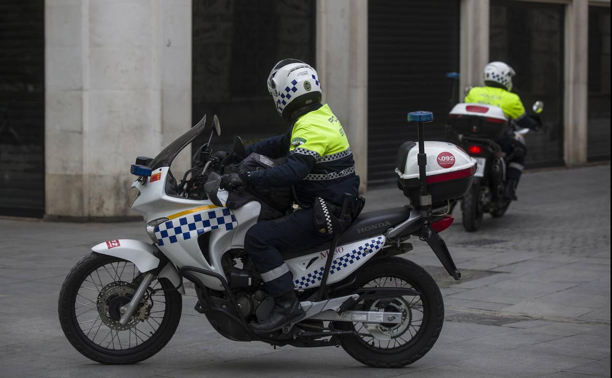 Denuncian en Sueca a un grupo de amigos por reunirse en un bar