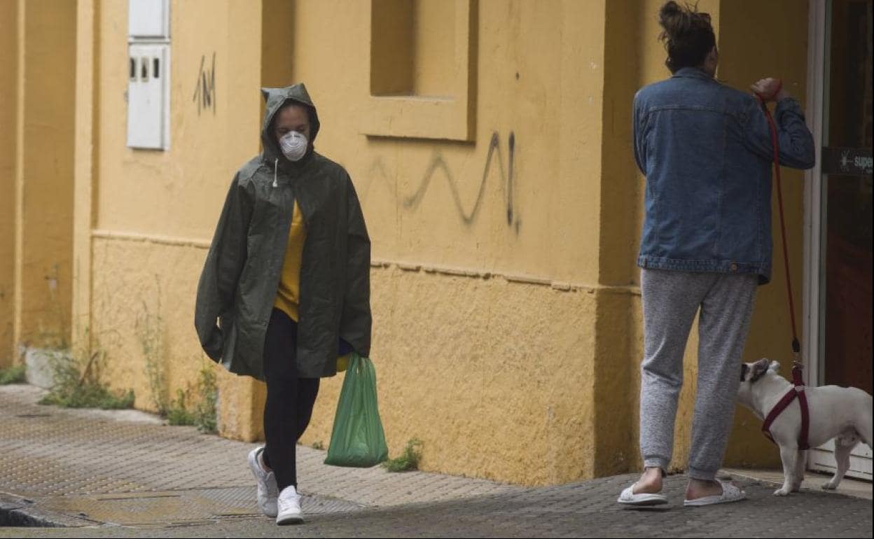 Dos mujeres, en la calle durante el estado de alarma por el coronavirus.