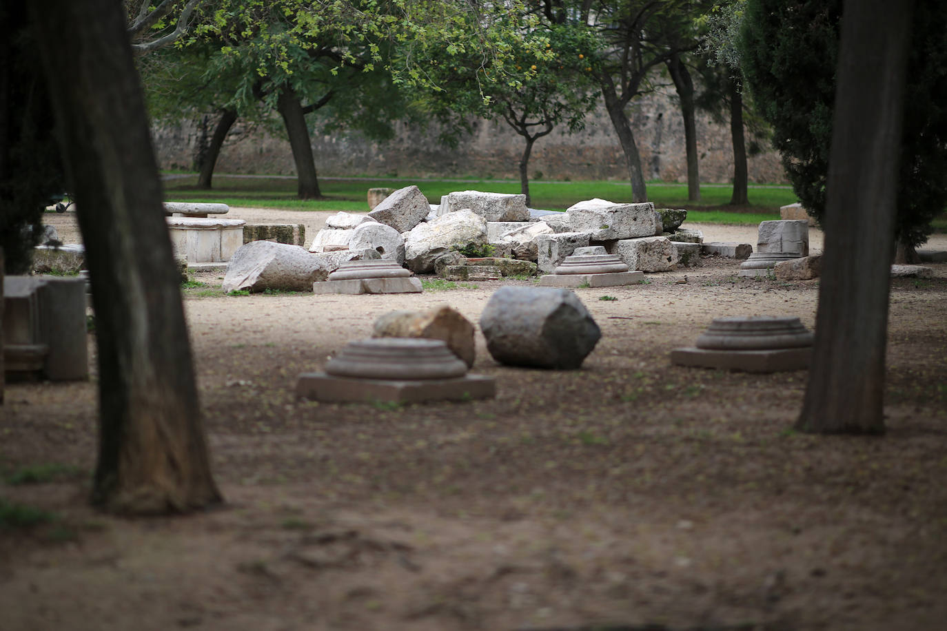 La vida sigue en el cauce del Turia, que ahora es un lugar prohibido.