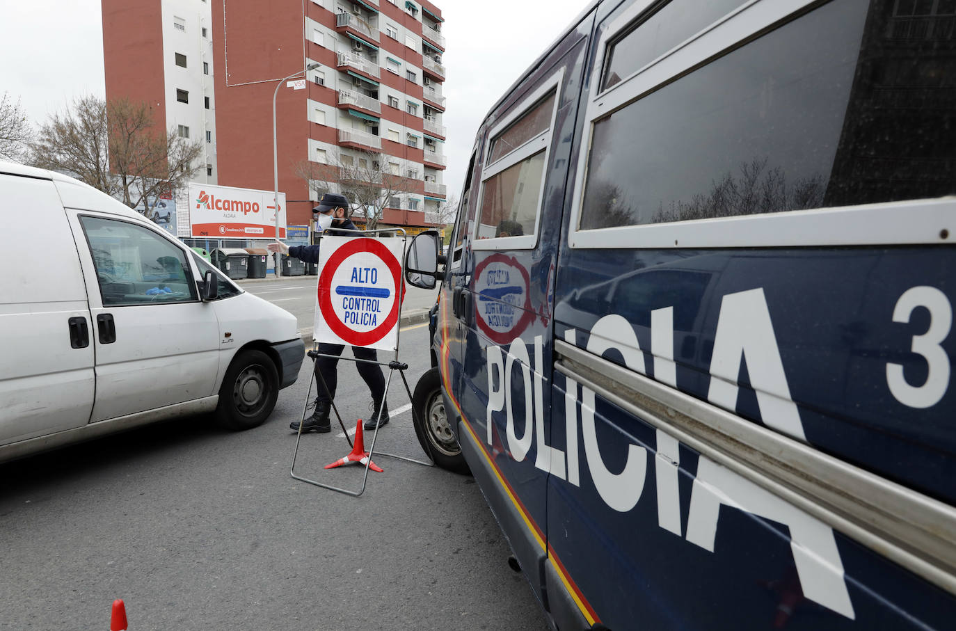 Control de la Policía Nacional en una salida de Valencia para evitar desplazamientos innecesarios en pleno estado de alarma.